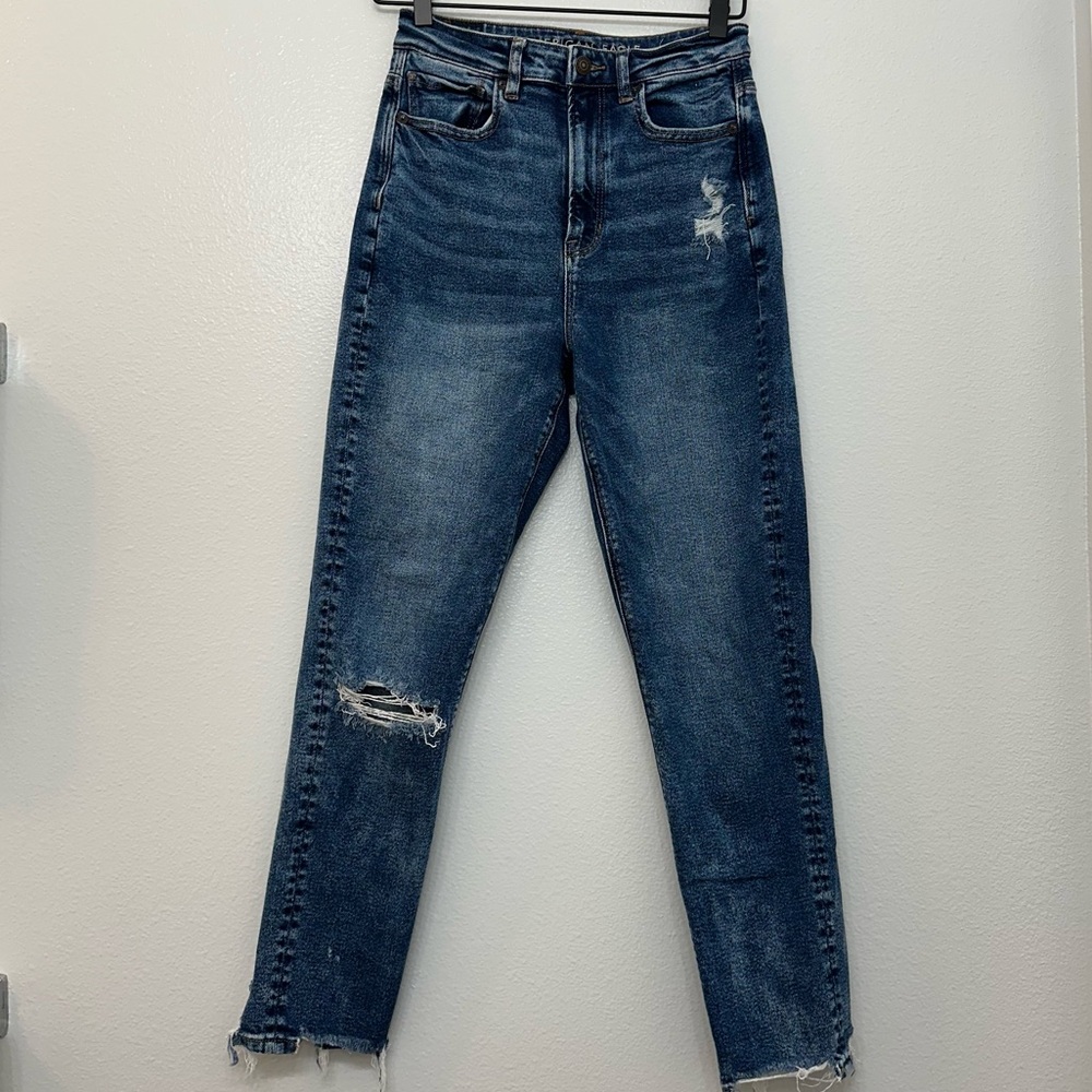 American Eagle Highest Rise Mom Jeans Distressed Size 4‎